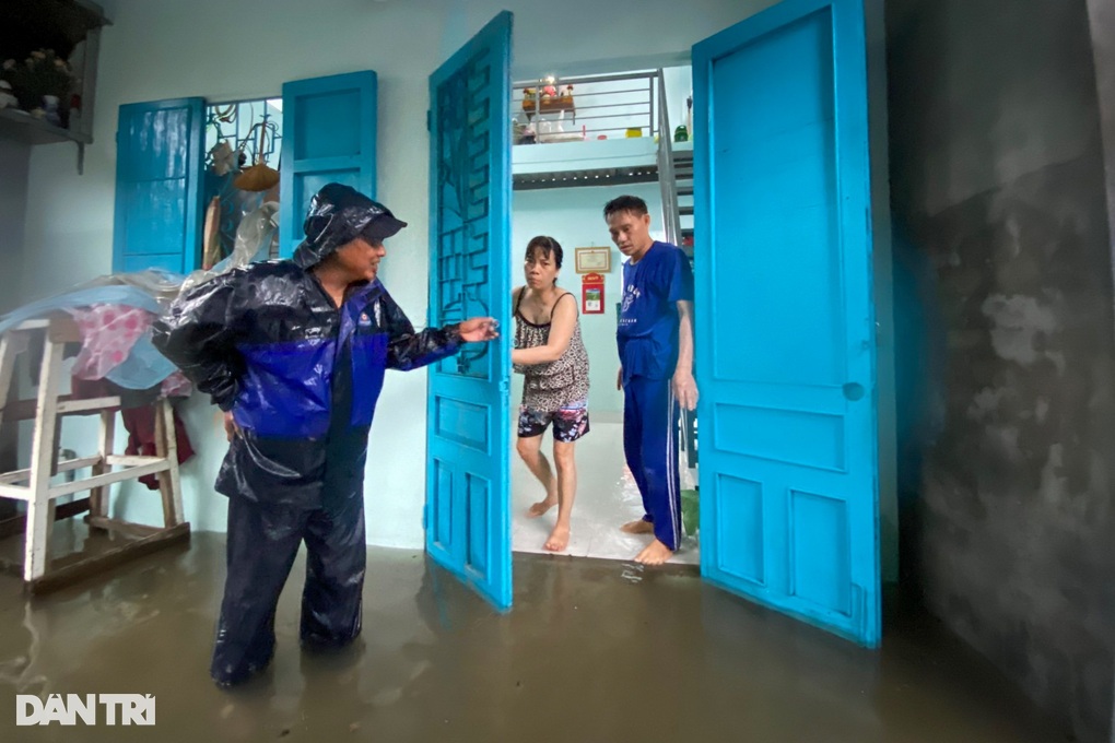 Đà Nẵng mưa ngập sâu từ nhà ra đường phố - 3 Đà Nẵng mưa ngập sâu từ nhà ra đường phố - 3