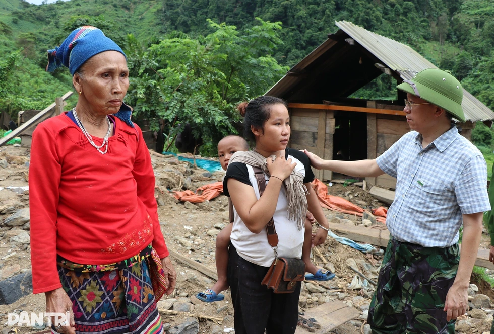 Báo Dân trí tiếp nhận hơn 272 triệu đồng giúp người dân vùng lũ ở Nghệ An - 3 Báo Dân trí tiếp nhận hơn 272 triệu đồng giúp người dân vùng lũ ở Nghệ An - 3