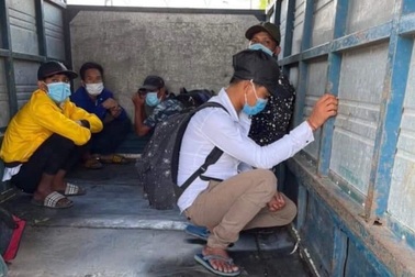 6 người trốn trong thùng xe tải định vượt chốt kiểm dịch