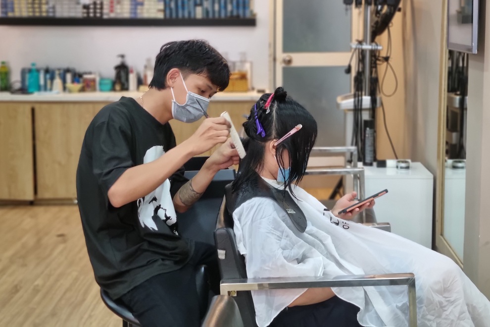 Người dân Đà Nẵng phấn khởi đi cắt tóc sau 2 tháng giãn cách xã hội - 6 Người dân Đà Nẵng phấn khởi đi cắt tóc sau 2 tháng giãn cách xã hội - 6