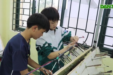 Học trò vùng cao xuống núi học nghề, thầy dạy từ cách dùng bồn cầu, móc áo