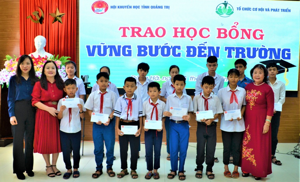 Quảng Trị: Học bổng “Vững bước đến trường” tiếp sức cho học sinh khó khăn - 1 Quảng Trị: Học bổng “Vững bước đến trường” tiếp sức cho học sinh khó khăn - 1