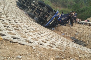 Gần 3 tiếng giải cứu tài xế kẹt trong cabin chiếc xe bị lật