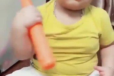 Clip bố mẹ sử dụng giọng nói của Google Translate để dọa em bé cực hài hước và đáng yêu