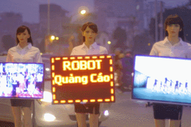 Hàng loạt “mỹ nữ robot quảng cáo” đung đưa mời khách ở Hà Nội