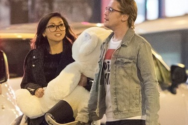 Macaulay Culkin đưa bạn gái mới đi Paris