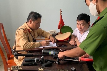 Người đàn ông vứt lại súng, kiếm, bỏ chạy khi thấy công an