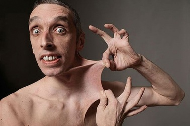 Người đàn ông có khả năng "lấy da che miệng"