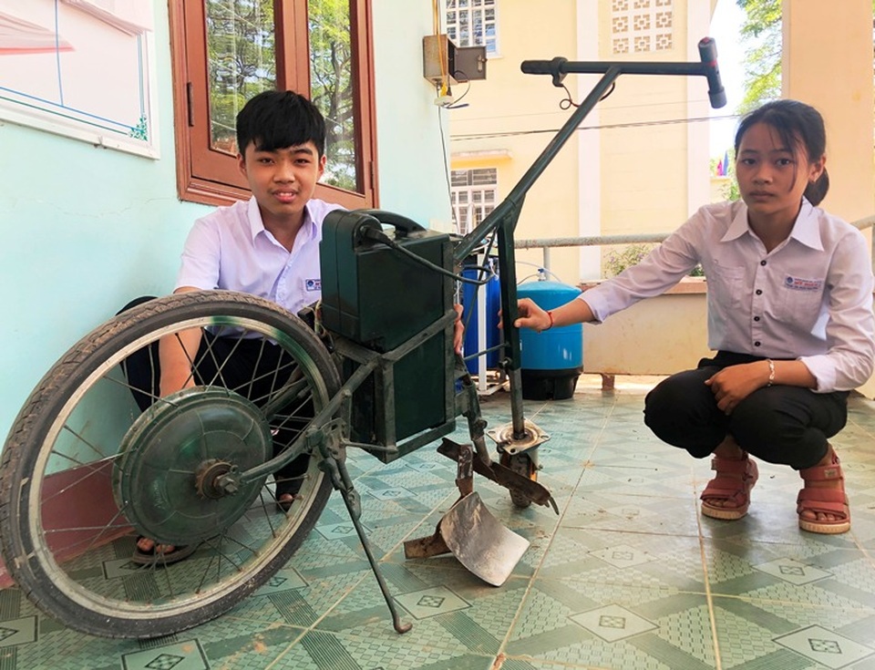 Hai học sinh lớp 9 chế tạo máy cày làm cỏ, bón phân - 3 Hai học sinh lớp 9 chế tạo máy cày làm cỏ, bón phân - 3