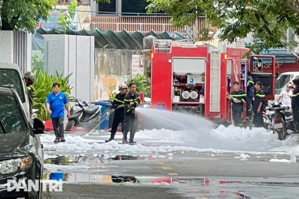 Ô tô cháy trơ khung ở khu nhà giàu Thảo Điền tại TPHCM - 4 Ô tô cháy trơ khung ở khu nhà giàu Thảo Điền tại TPHCM - 4