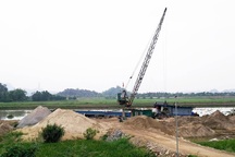 Ninh Bình: Hàng loạt bãi cát "lậu" ngang nhiên hoạt động bên sông Hoàng Long