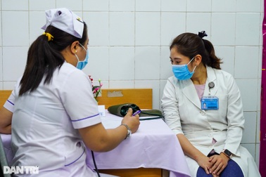 Thêm 12 ca Covid-19, 377 người được tiêm vắc xin an toàn