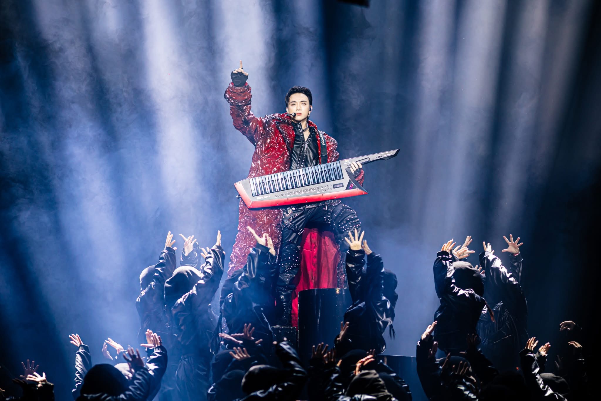 SOOBIN diện trang sức 5 tỷ đồng, thay 20 trang phục trong concert đầu tiên
