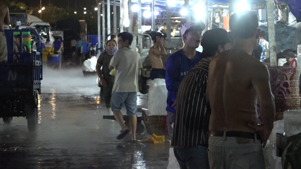 Công nhân vác đá xuyên đêm kiếm 20 triệu đồng mỗi tháng - 1 Công nhân vác đá xuyên đêm kiếm 20 triệu đồng mỗi tháng - 1