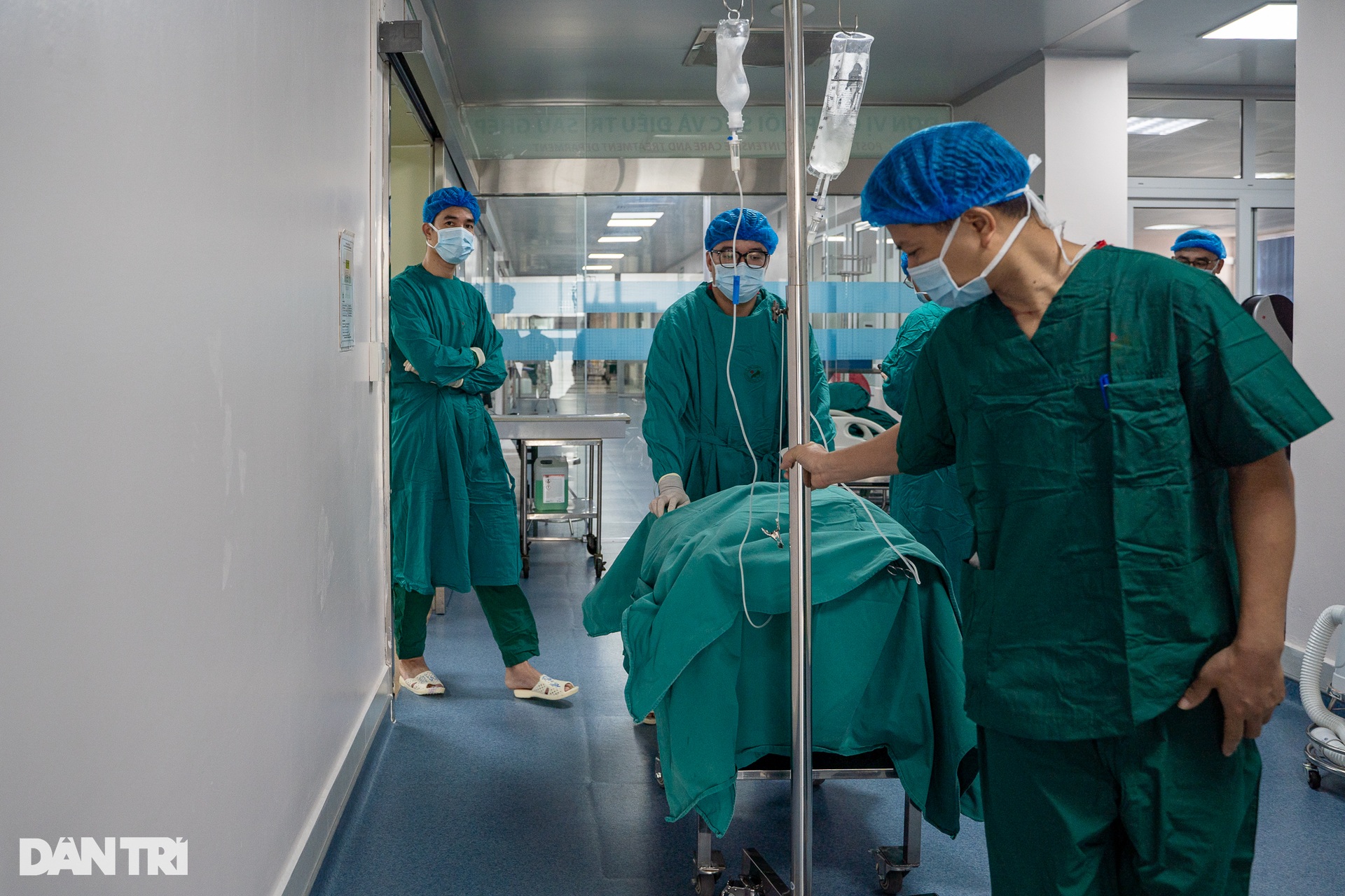 Cận cảnh 30 y bác sĩ giải cứu cô gái suy thận 10 năm không thể uống nước - 15 Cận cảnh 30 y bác sĩ giải cứu cô gái suy thận 10 năm không thể uống nước - 15