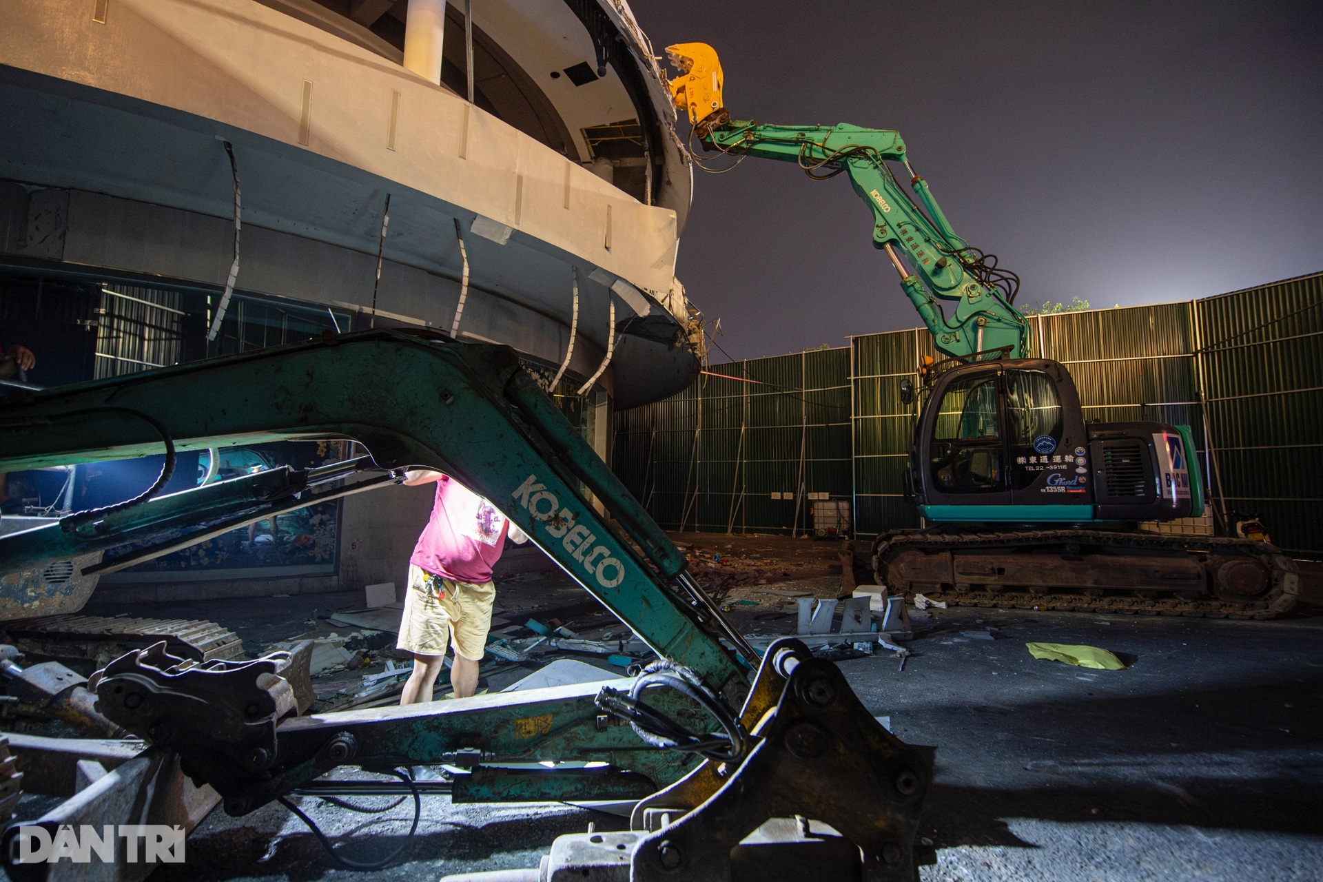 Nhiều máy cẩu tập kết trong đêm để chuẩn bị phá dỡ toà Hàm cá mập - 3 Nhiều máy cẩu tập kết trong đêm để chuẩn bị phá dỡ toà Hàm cá mập - 3