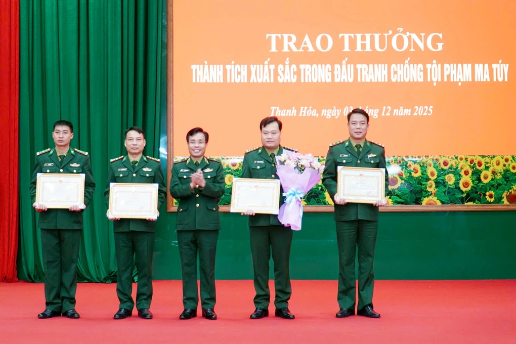 Thưởng nóng lực lượng phá chuyên án thu giữ 32 bánh heroin - 1