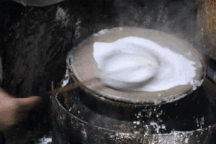 Hàng bánh cuốn kỳ lạ nhất Hà Nội: không biển hiệu, chỉ mở bán lúc nửa đêm