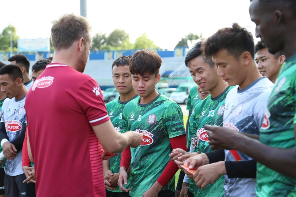 Lee Nguyễn trở lại tập luyện, mừng vì không bị phạt do tăng cân - 5 Lee Nguyễn trở lại tập luyện, mừng vì không bị phạt do tăng cân - 5