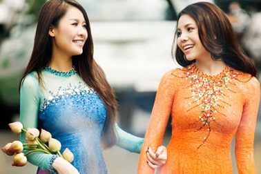 “Kiều nữ” duyên dáng đi lễ chùa đầu xuân