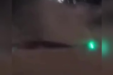 Khoảnh khắc trực thăng Mỹ lao xuống đường cao tốc khi xe đang chạy