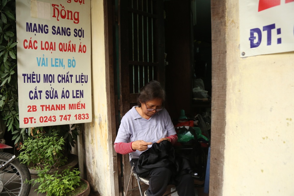 Người phụ nữ 42 năm làm nghề vá kỷ niệm giữa lòng Hà Thành - 1 Người phụ nữ 42 năm làm nghề vá kỷ niệm giữa lòng Hà Thành - 1
