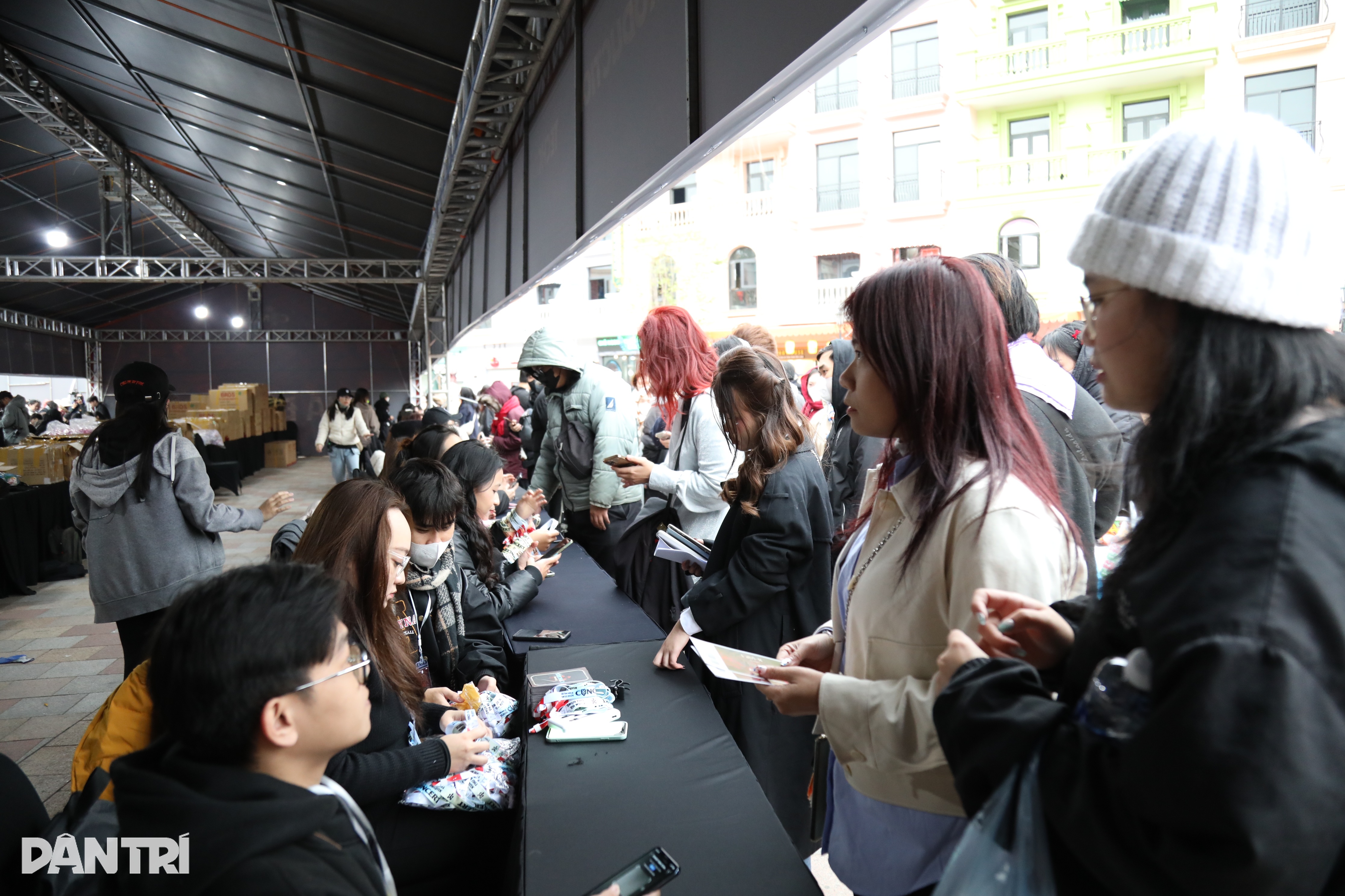 View - Vượt hơn 1.000km, xếp hàng từ 5h ở concert "Anh trai vượt ngàn chông gai" | Báo Dân trí