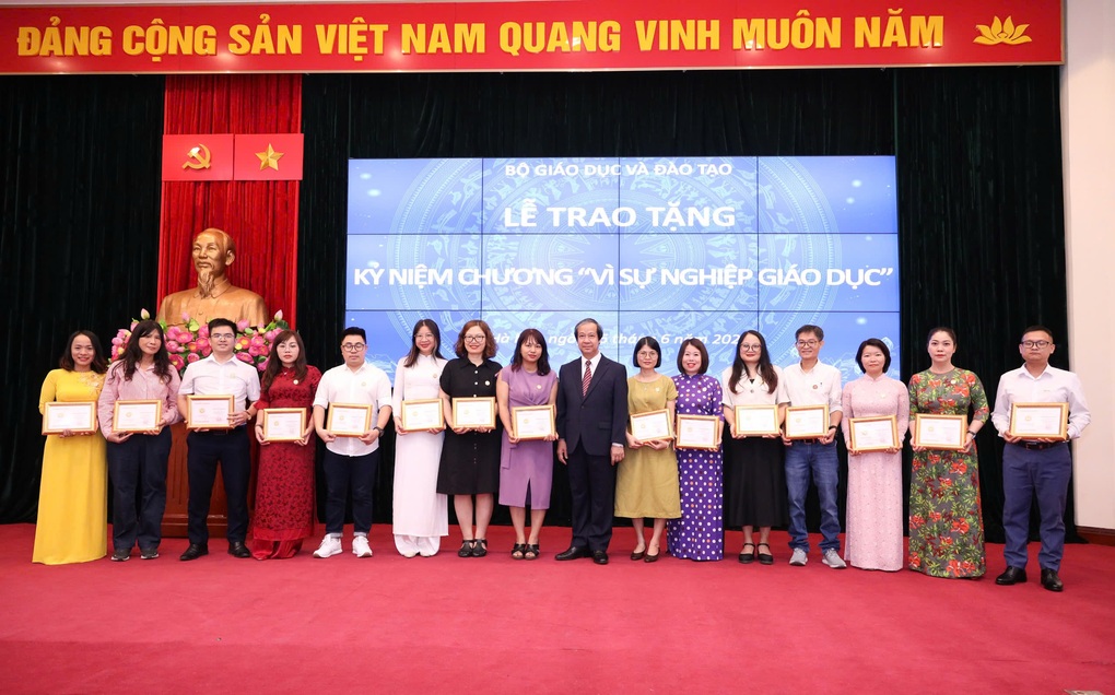 Báo Dân trí nhận kỷ niệm chương Vì sự nghiệp giáo dục - 2 Báo Dân trí nhận kỷ niệm chương Vì sự nghiệp giáo dục - 2