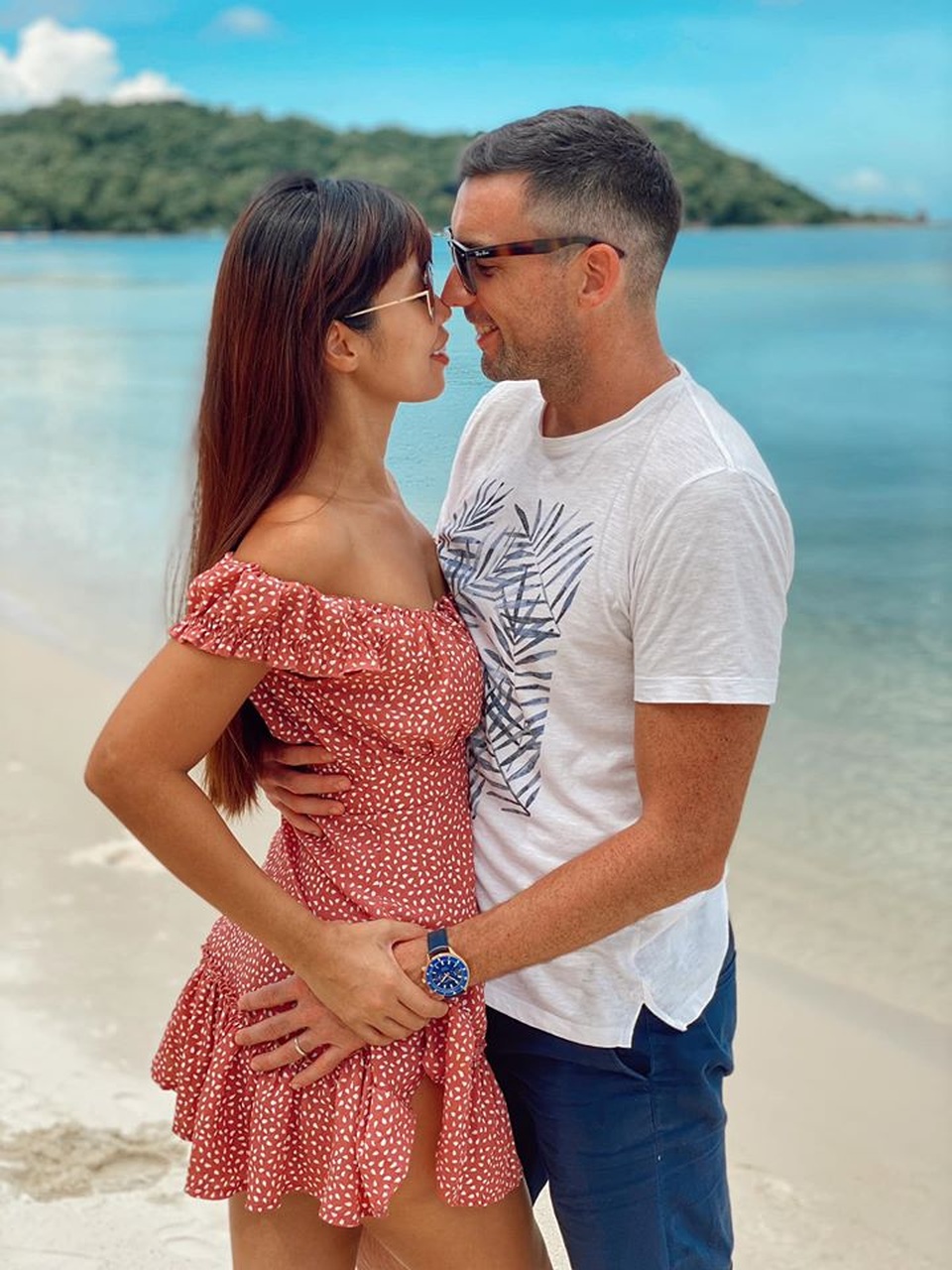 Chuyện ngoại tình, “đòi quà” 200 triệu đồng sau chia tay nóng showbiz Việt - 1 Chuyện ngoại tình, “đòi quà” 200 triệu đồng sau chia tay nóng showbiz Việt - 1