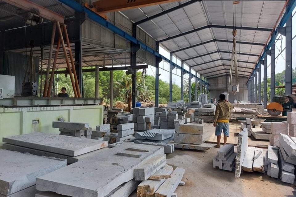 Cựu chiến binh kiếm hàng tỷ đồng từ... những phiến đá quê hương - 1 Cựu chiến binh kiếm hàng tỷ đồng từ... những phiến đá quê hương - 1