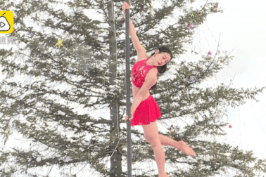 Xem vũ công mặc mỏng manh múa cột dưới nền nhiệt -30 độ C