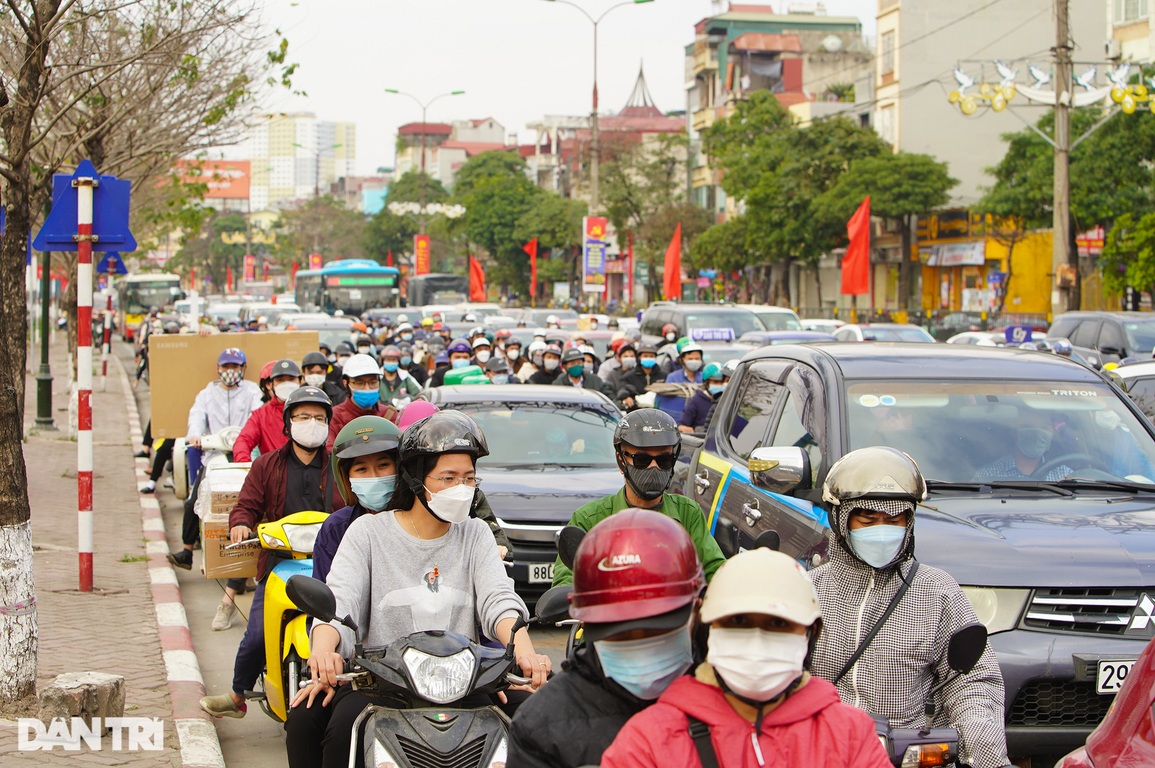 Hàng vạn người rời Hà Nội về quê trong ngày làm việc cuối cùng năm Tân Sửu - 7 Hàng vạn người rời Hà Nội về quê trong ngày làm việc cuối cùng năm Tân Sửu - 7