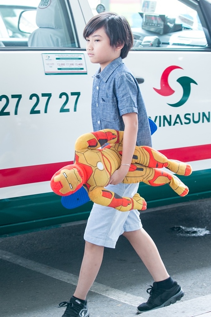 Chồng cũ ra sân bay tiễn cả nhà Kim Hiền đi Mỹ - 5