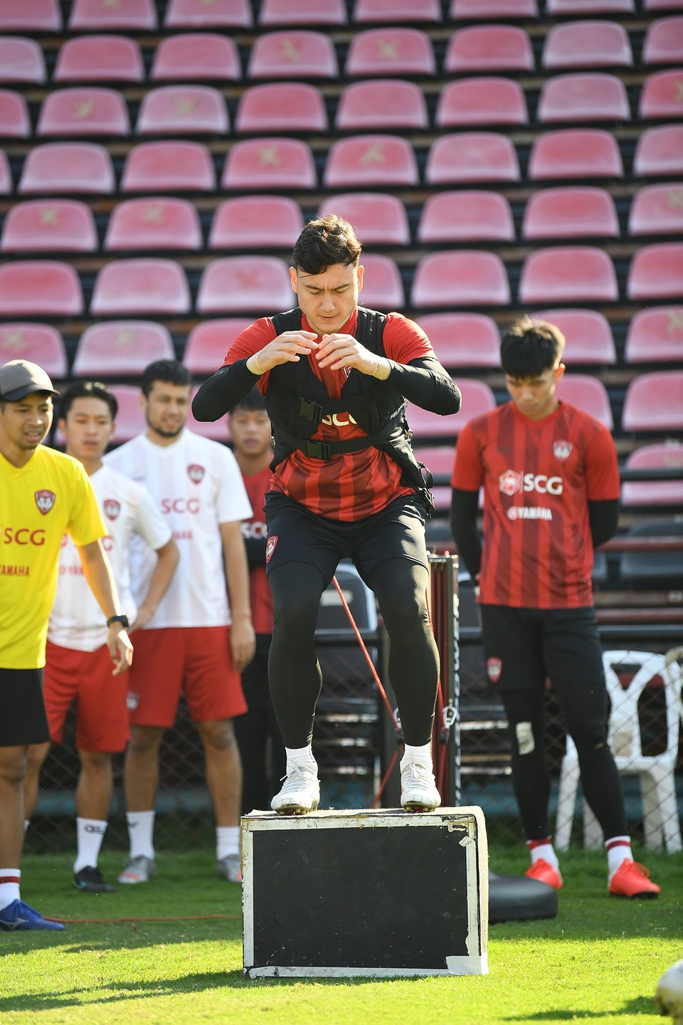 Văn Lâm tích cực tập luyện, quyết giành lại vị trí tại Muangthong United - 3 Văn Lâm tích cực tập luyện, quyết giành lại vị trí tại Muangthong United - 3