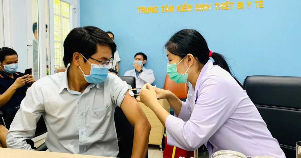 TPHCM muốn tiêm vắc xin Covid-19 cho người từ 12-18 tuổi - 1