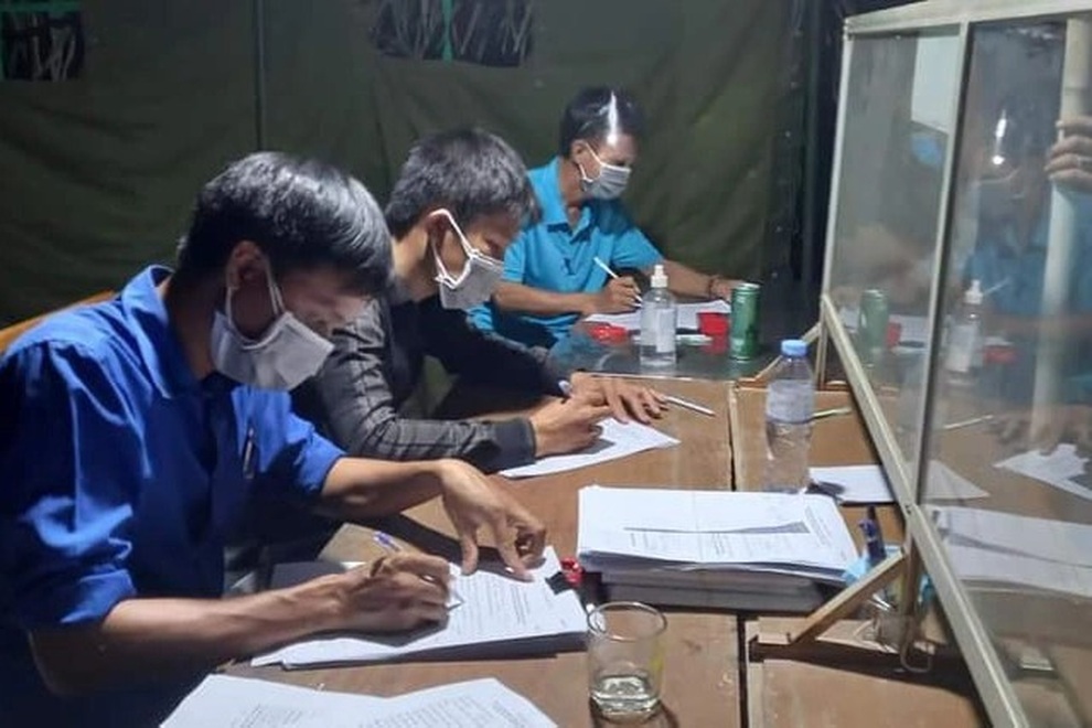 Lên rừng chặt lá cọ về lợp giúp giảm nhiệt cho chốt phòng dịch Covid-19 - 7 Lên rừng chặt lá cọ về lợp giúp giảm nhiệt cho chốt phòng dịch Covid-19 - 7