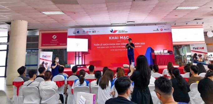 BS. Hoàng Nguyên hướng dẫn sơ cứu hồi sức tim phổi cho câc bạn trẻ tham dự Tuần lễ sách khoa học công nghệ và Hội sách Khuyến học 2022.