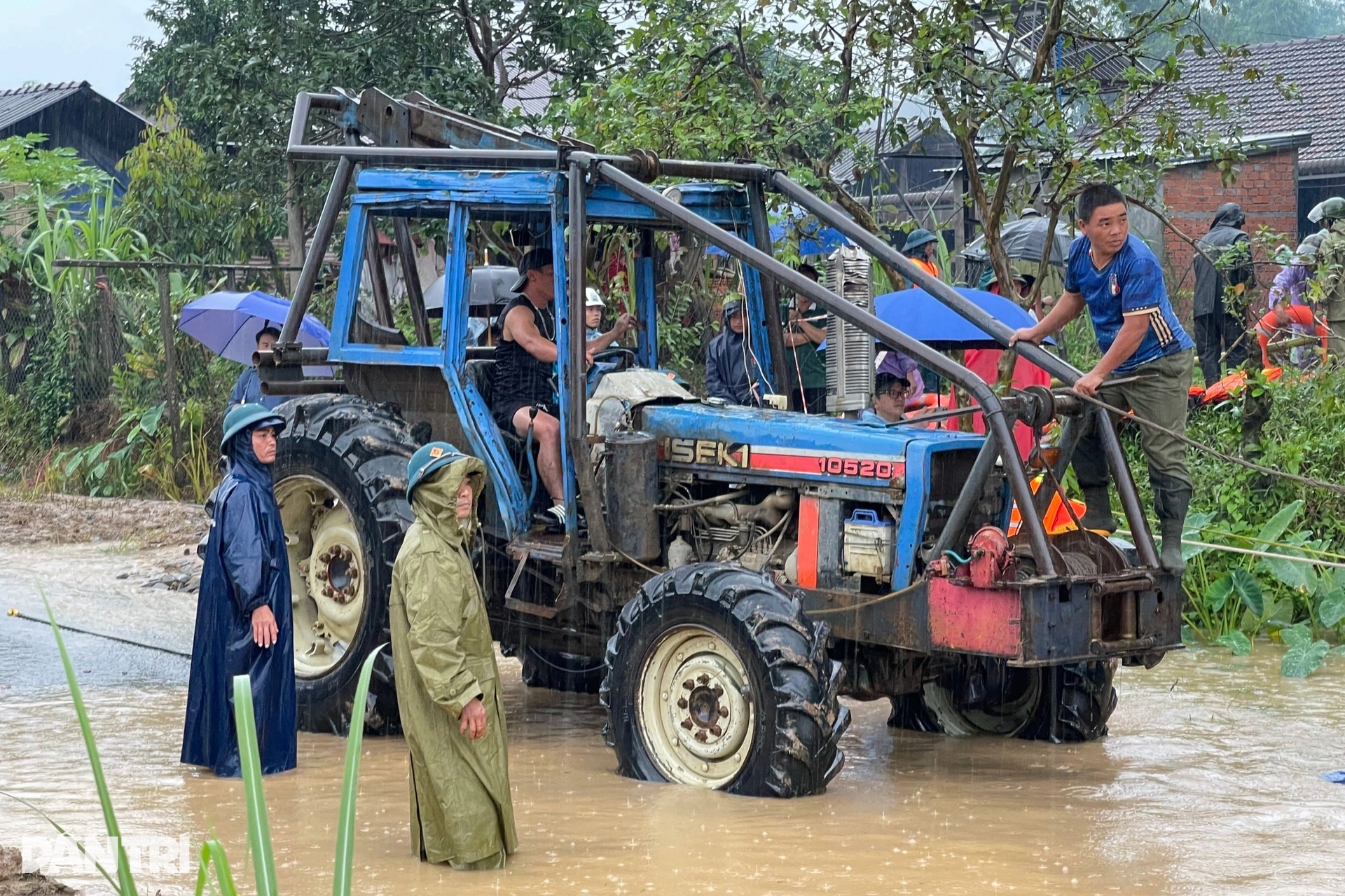 Sẽ xuyên đêm sơ tán người dân vùng lũ bằng mọi giá - 2 Sẽ xuyên đêm sơ tán người dân vùng lũ bằng mọi giá - 2