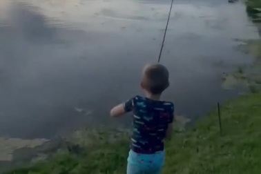 Cảnh cá sấu lao lên đớp cá của cậu bé 7 tuổi