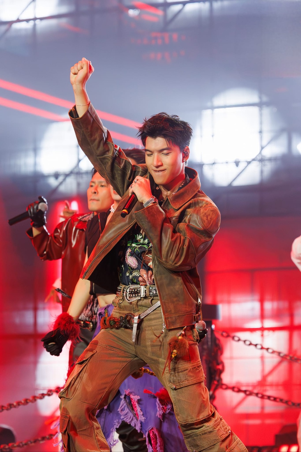 Rapper HIEUTHUHAI: Ngủ gật cũng gây sốt, vẫn được bố xem là bé bỏng - 9 Rapper HIEUTHUHAI: Ngủ gật cũng gây sốt, vẫn được bố xem là bé bỏng - 9