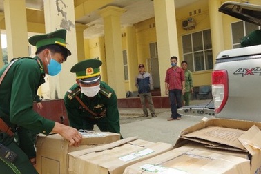 Bắt đối tượng vận chuyển 64 nghìn chiếc khẩu trang sang Lào