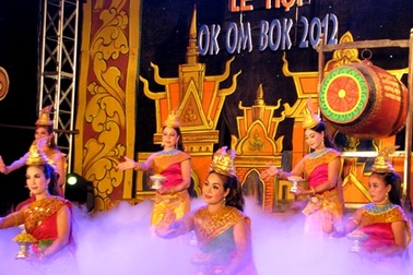 Hàng ngàn người dân đổ về Ao Bà Om dự Lễ Ok-Om-Bok 