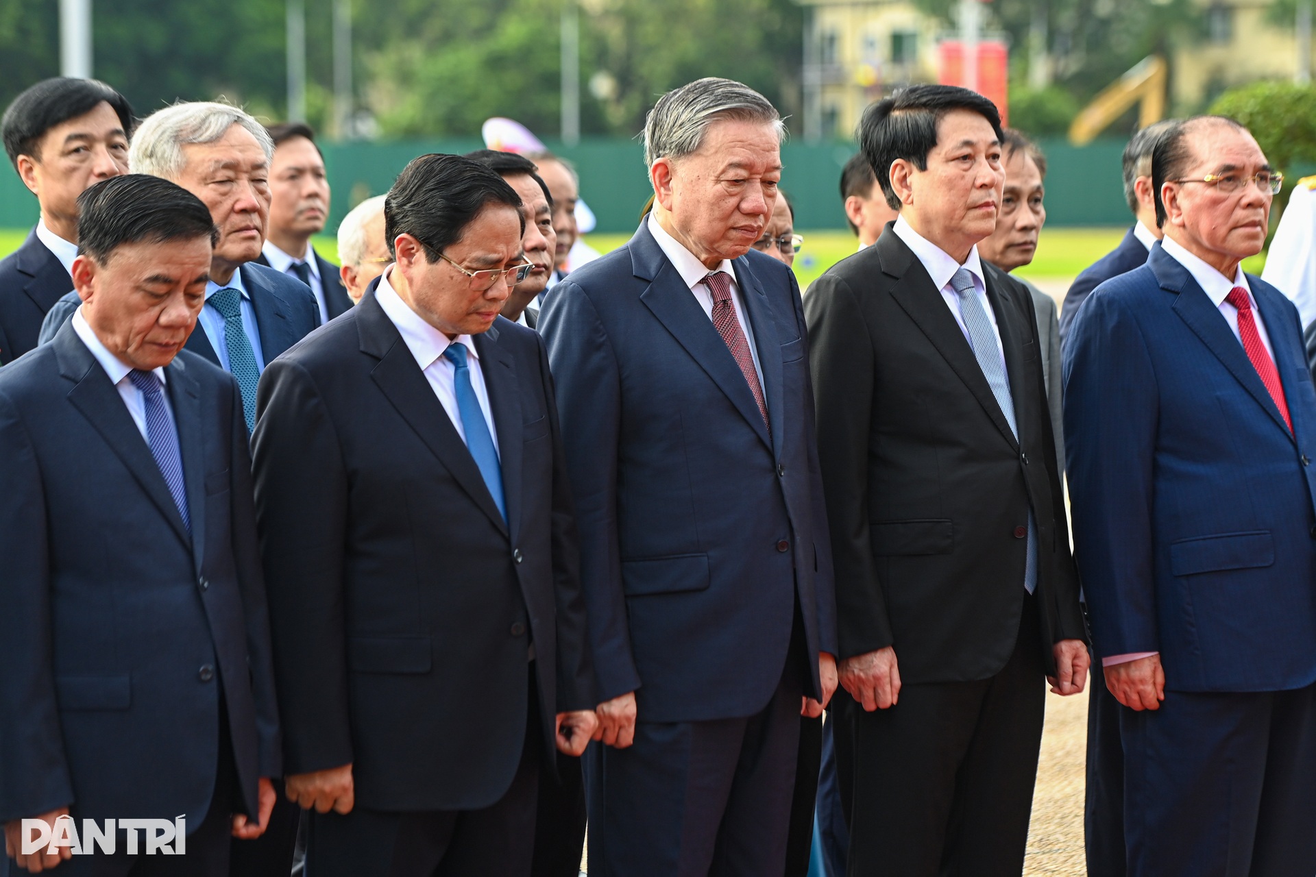 Lãnh đạo Đảng, Nhà nước đặt vòng hoa, viếng Lăng Chủ tịch Hồ Chí Minh - 3 Lãnh đạo Đảng, Nhà nước đặt vòng hoa, viếng Lăng Chủ tịch Hồ Chí Minh - 3