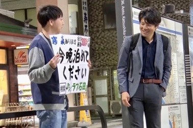 Người đàn ông ngủ nhờ nhà 500 người lạ suốt 5 năm để tiết kiệm tiền