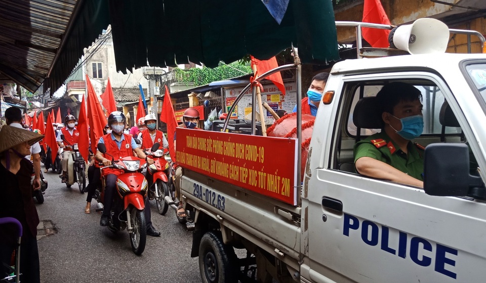 “Phố chợ” Hà Nội lập chốt nhắc nhở, tặng khẩu trang người dân - 9 “Phố chợ” Hà Nội lập chốt nhắc nhở, tặng khẩu trang người dân - 9