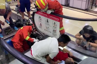 Sốc clip em bé gặp tai nạn khi đi thang cuốn