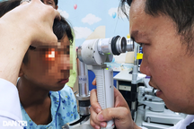 Đùa giỡn với em, bé 8 tuổi phải mổ mắt 2 lần: Cảnh báo hiểm họa mùa Tết