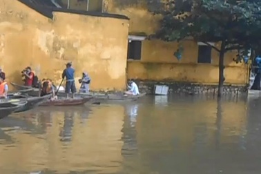 Người dân đón khách tại vòng cung Chùa Cầu