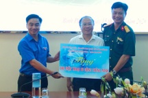 Tặng điện thoại cho tình nguyện viên hỗ trợ xây dựng chính quyền điện tử