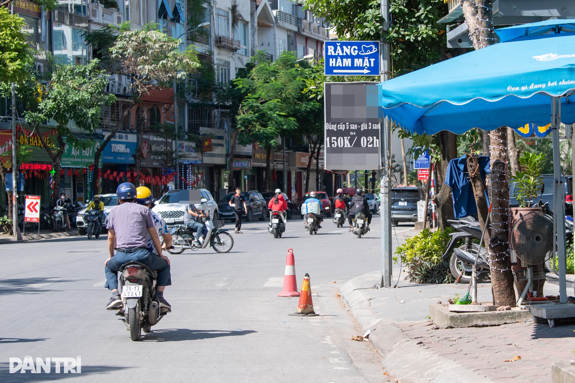 Ma trận bảng, biển quảng cáo gây mất mỹ quan đô thị Hà Nội - 7 Ma trận bảng, biển quảng cáo gây mất mỹ quan đô thị Hà Nội - 7